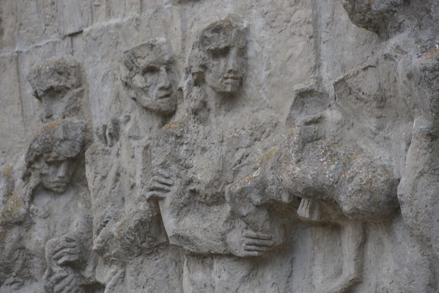 Fragment płaskorzeźbionej ściany monumentu, fot. Paweł Sawicki.