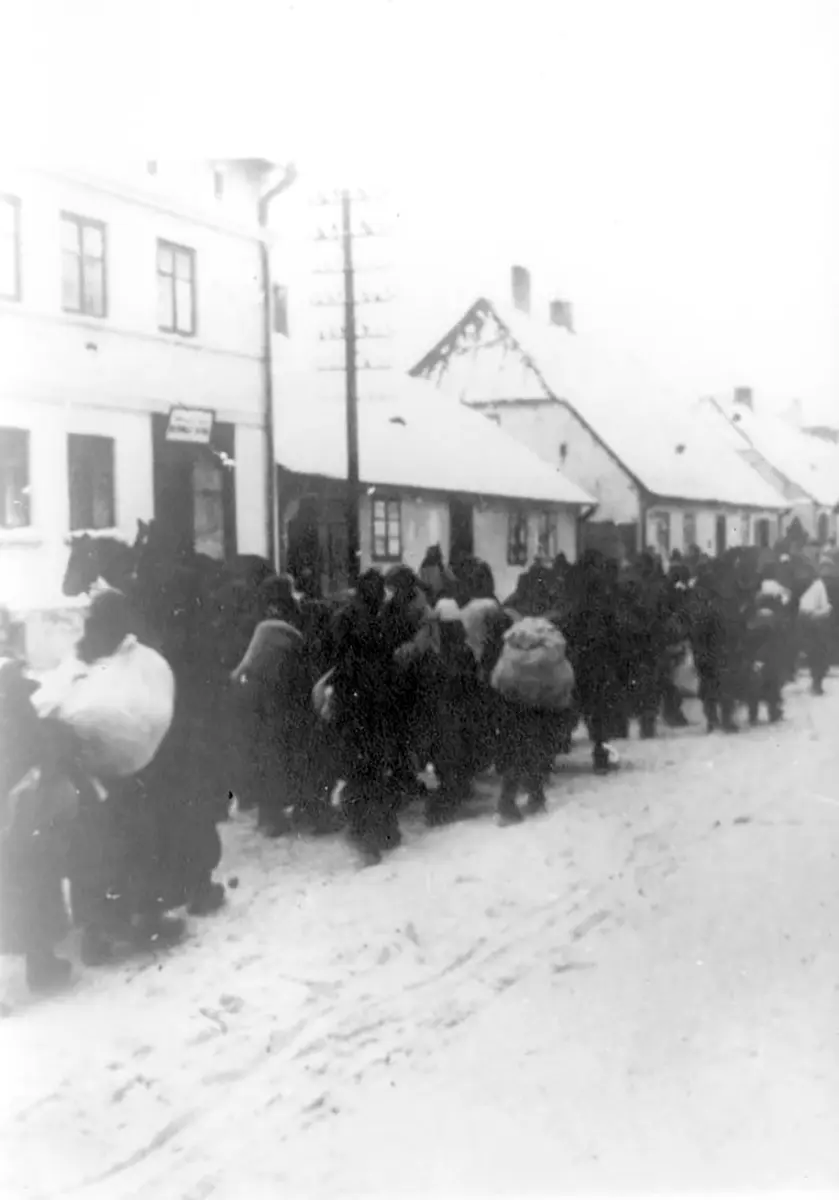 Przemarsz Żydów ul. Toruńską w Kole