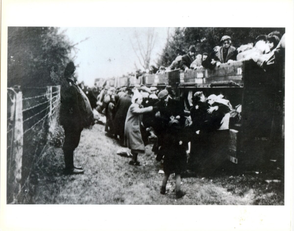 Ofiary na stacji kolejki wąskotorowej w Powierciu, 1942 rok. Ze zbiorów Instytutu Pamięci Narodowej w Warszawie