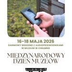 Zbliżenie na osobę korzystającą z audioprzewodnika na zewnątrz, widoczne panele informacyjne. Tekst poniżej zapowiada Międzynarodowy Dzień Muzeów i bezpłatny weekend z audioprzewodnikiem w Muzeum Kulmhof w Chełmnie w dniach 16-18 maja 2026 r.