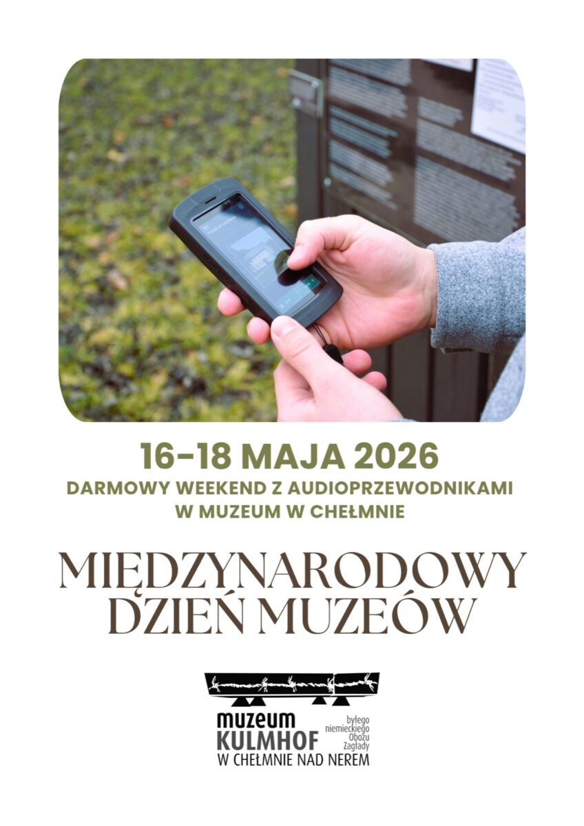 Zbliżenie na osobę korzystającą z audioprzewodnika na zewnątrz, widoczne panele informacyjne. Tekst poniżej zapowiada Międzynarodowy Dzień Muzeów i bezpłatny weekend z audioprzewodnikiem w Muzeum Kulmhof w Chełmnie w dniach 16-18 maja 2026 r.