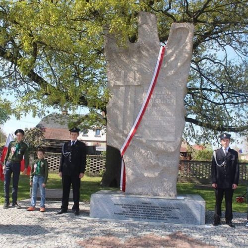 Pomnik w Przytocznej w trakcie uroczystości ku pamięci osób zamordowanych w obozie zagłady Kulmhof