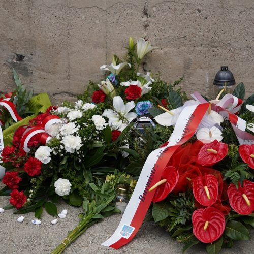Uroczyste odsłonięcie tablicy na Ścianie Pamięci 1