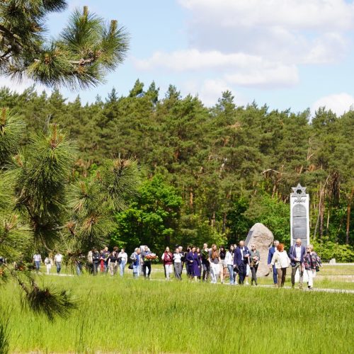 Uroczyste odsłonięcie tablicy na Ścianie Pamięci 8