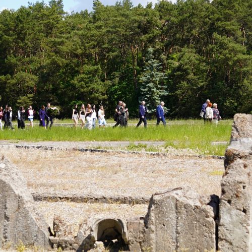 Uroczyste odsłonięcie tablicy na Ścianie Pamięci 9