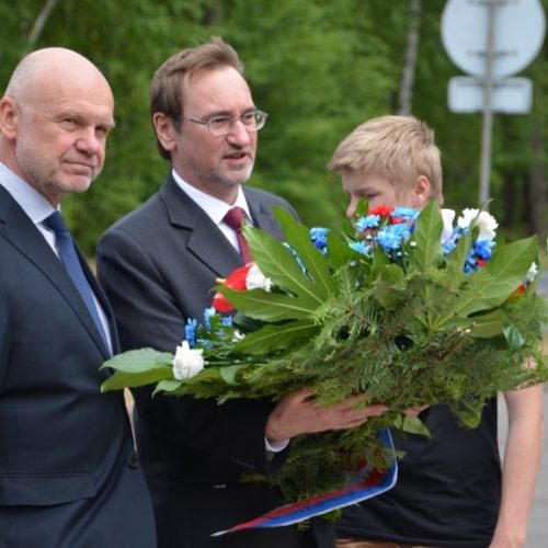 Zlozenie wienca przez Amabsadora Republiki Czeskiej przed pomniku ofiar