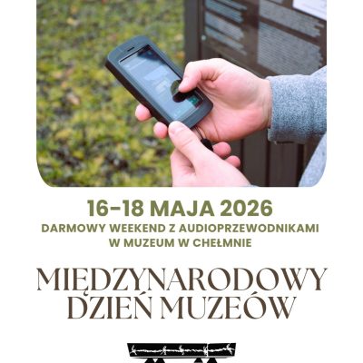 Zbliżenie na osobę korzystającą z audioprzewodnika na zewnątrz, widoczne panele informacyjne. Tekst poniżej zapowiada Międzynarodowy Dzień Muzeów i bezpłatny weekend z audioprzewodnikiem w Muzeum Kulmhof w Chełmnie w dniach 16-18 maja 2026 r.
