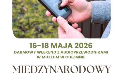 Zbliżenie na osobę korzystającą z audioprzewodnika na zewnątrz, widoczne panele informacyjne. Tekst poniżej zapowiada Międzynarodowy Dzień Muzeów i bezpłatny weekend z audioprzewodnikiem w Muzeum Kulmhof w Chełmnie w dniach 16-18 maja 2026 r.